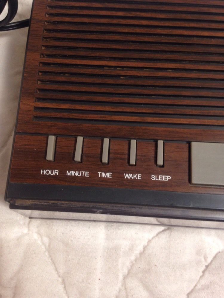 Vintage Emerson FM/AM Electronic Digital Clock Radio RED5511B