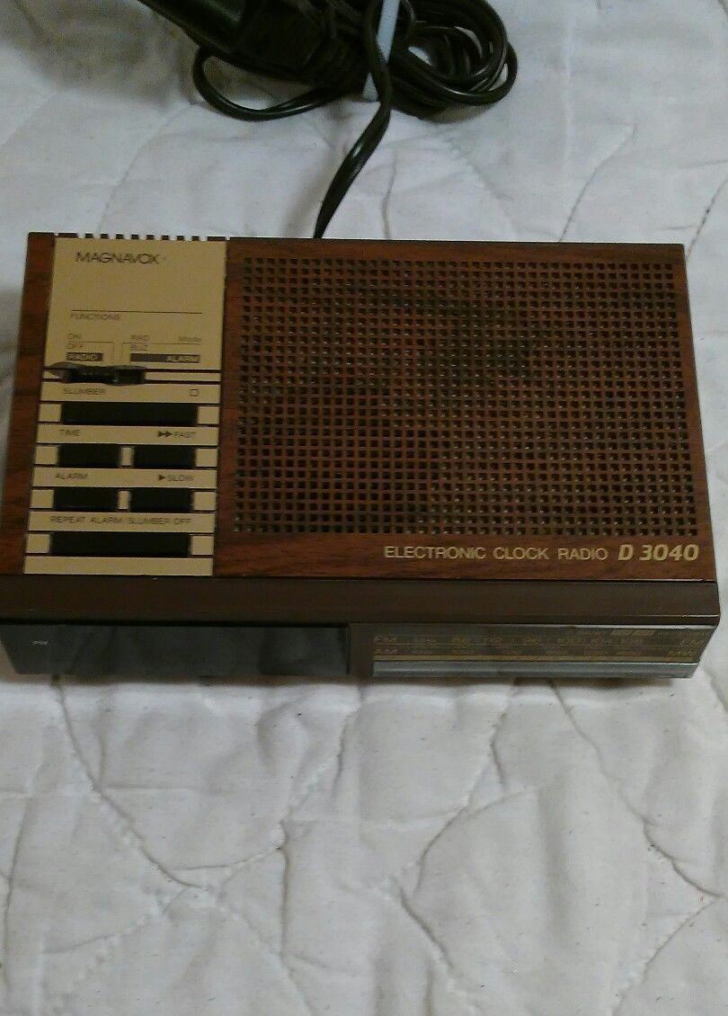 Vintage RETRO MAGNAVOX ELECTRONIC DIGITAL ALARM CLOCK RADIO D 3040/17S